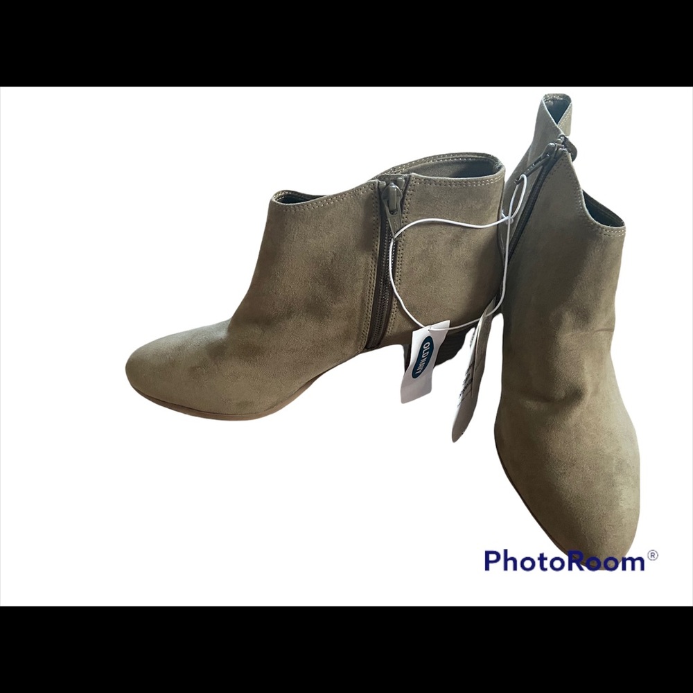 NWT ankle boots